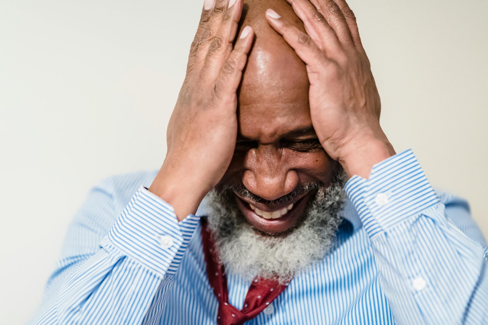 7 Proven Signs Someone Is Lying to You (According to Psychology)